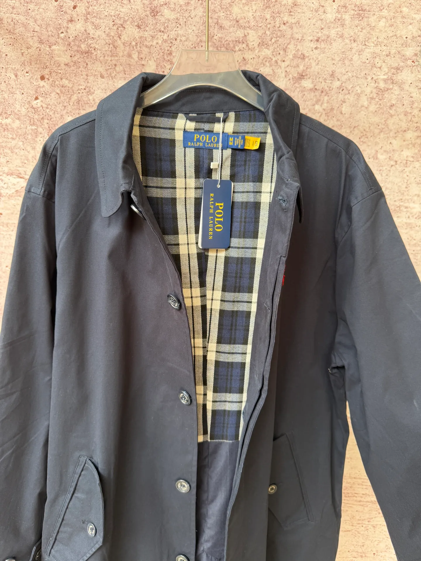 P530 Ralph Lauren autumn unisex long windbreaker jacket, pure cotton twill fabric, with plaid lining inside, customized hardware accessories, fine workmanship, loose fit for both men and women, full of temperament on the upper body, and the split hem design adds to the style.